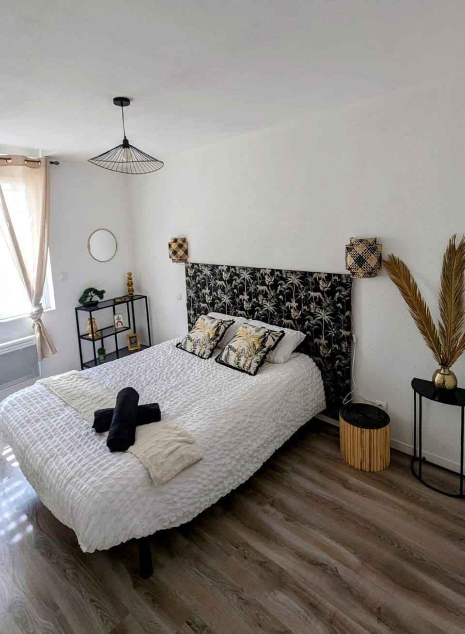 Bed, Photo of the whole room, Bedroom, towels