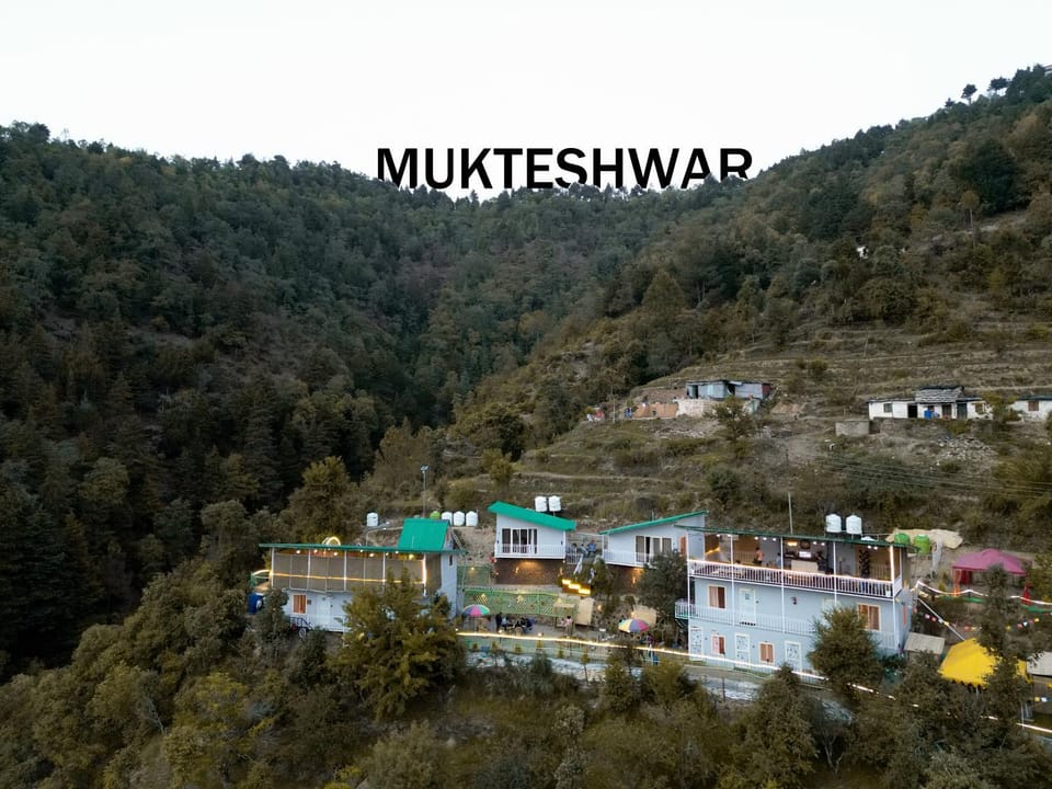 Property building, Day, Neighbourhood, Natural landscape, Bird's eye view, Mountain view