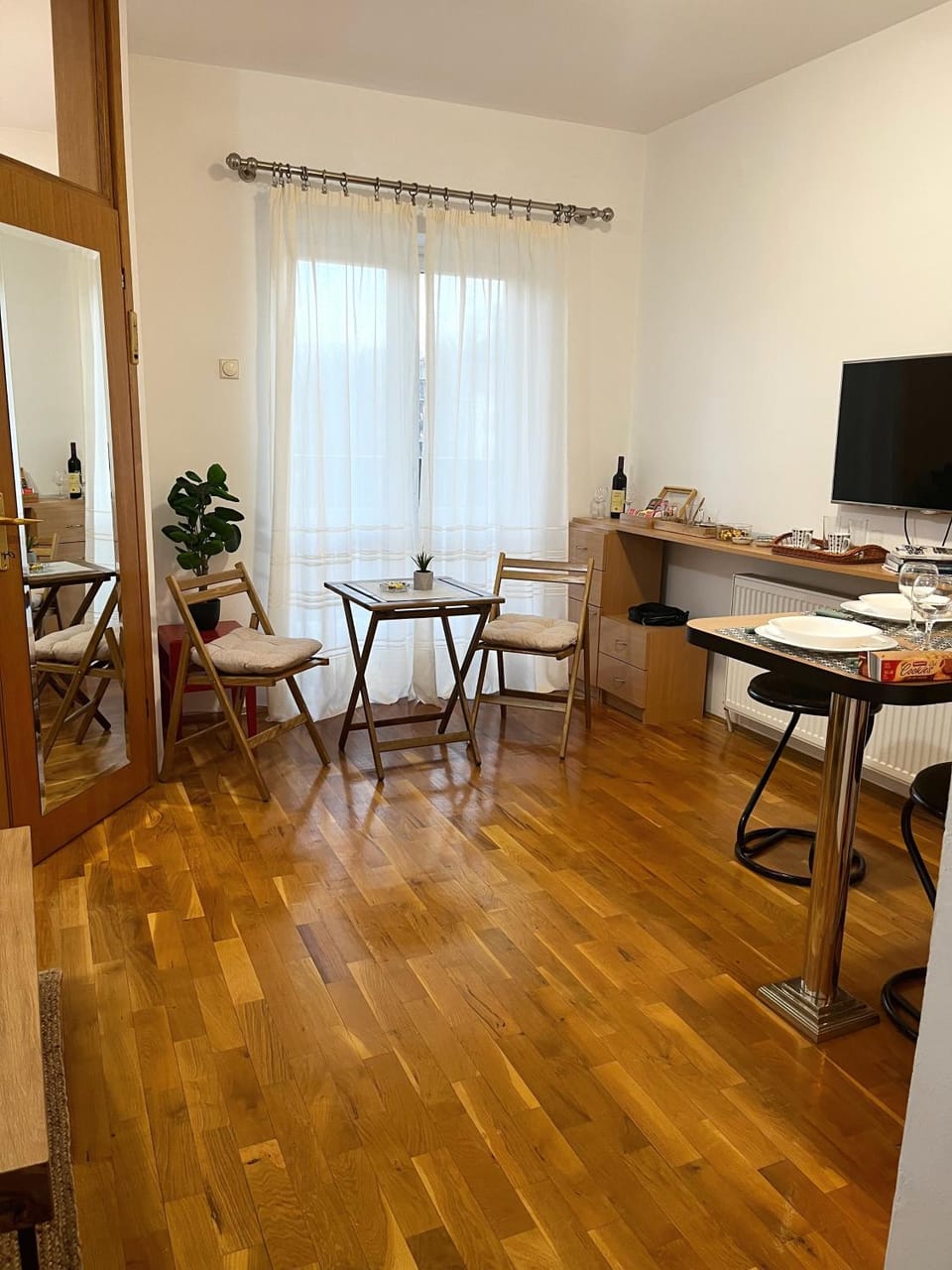 TV and multimedia, Living room, Seating area, hair dresser