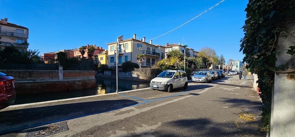 Rose House with private Garden Apartment in Lido di Venezia
