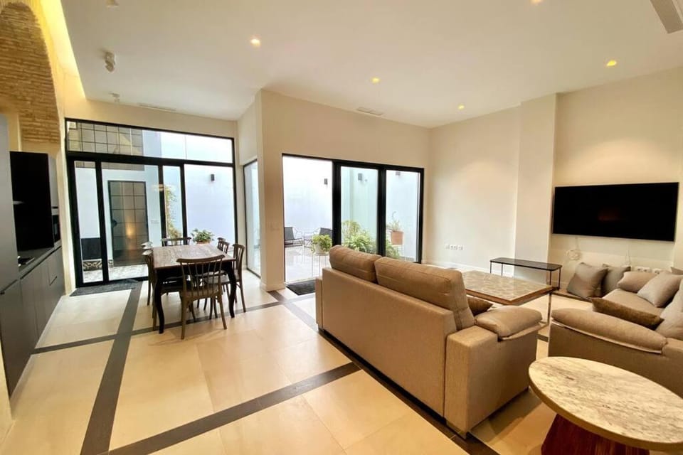 Communal lounge/ TV room, TV and multimedia, Living room, Seating area, Dining area, Evening entertainment