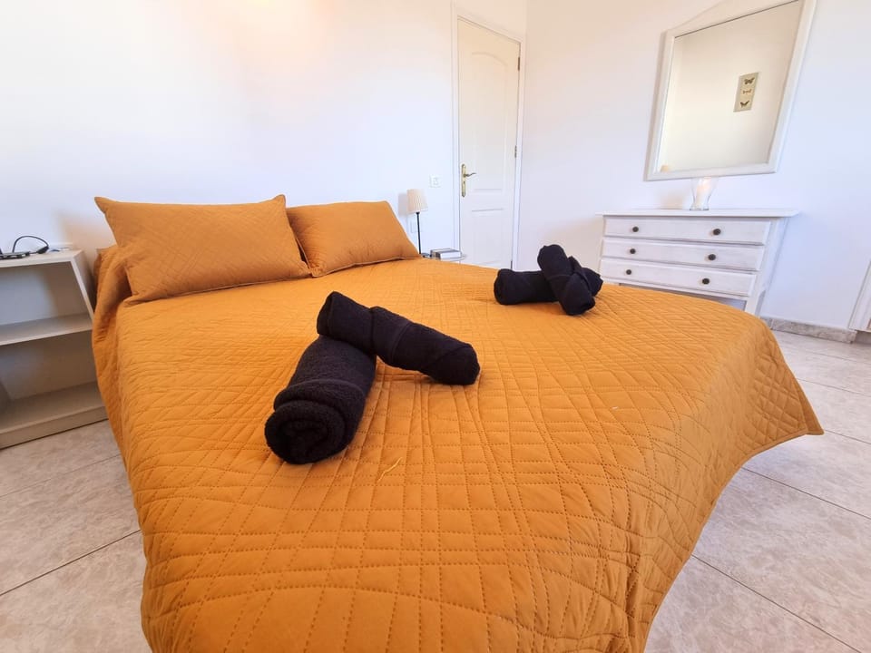 Bed, Photo of the whole room, towels