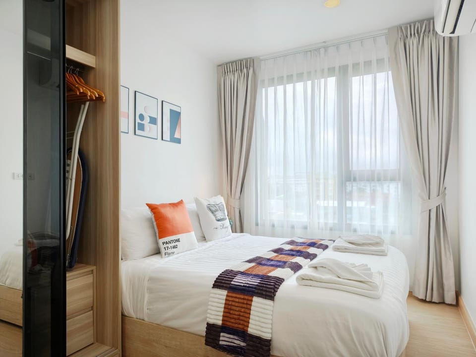 Bed, Photo of the whole room, Bedroom, towels