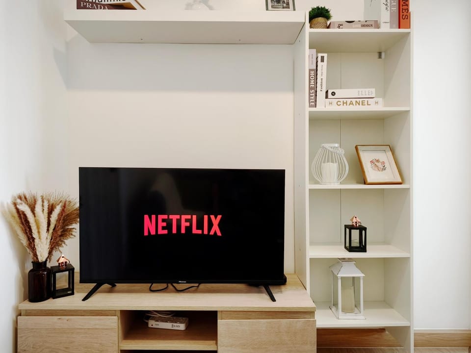 Communal lounge/ TV room, TV and multimedia, Evening entertainment, Text overlay
