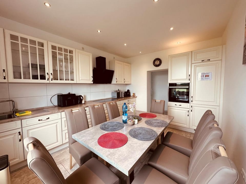 Coffee/tea facilities, Kitchen or kitchenette, Seating area, Dining area, dishwasher, oven, stove, toaster, kitchen