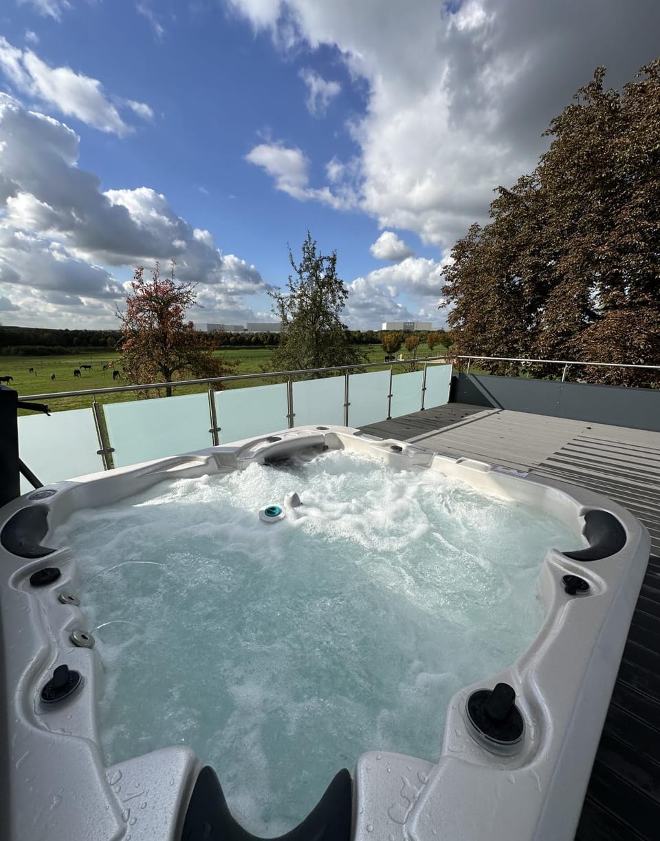 BBQ facilities, Hot Tub, Hot Tub, View (from property/room), Balcony/Terrace, Swimming pool, Swimming pool
