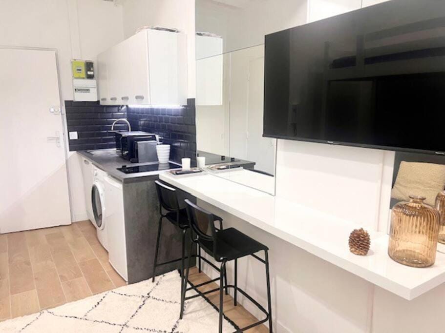 Dining area, minibar