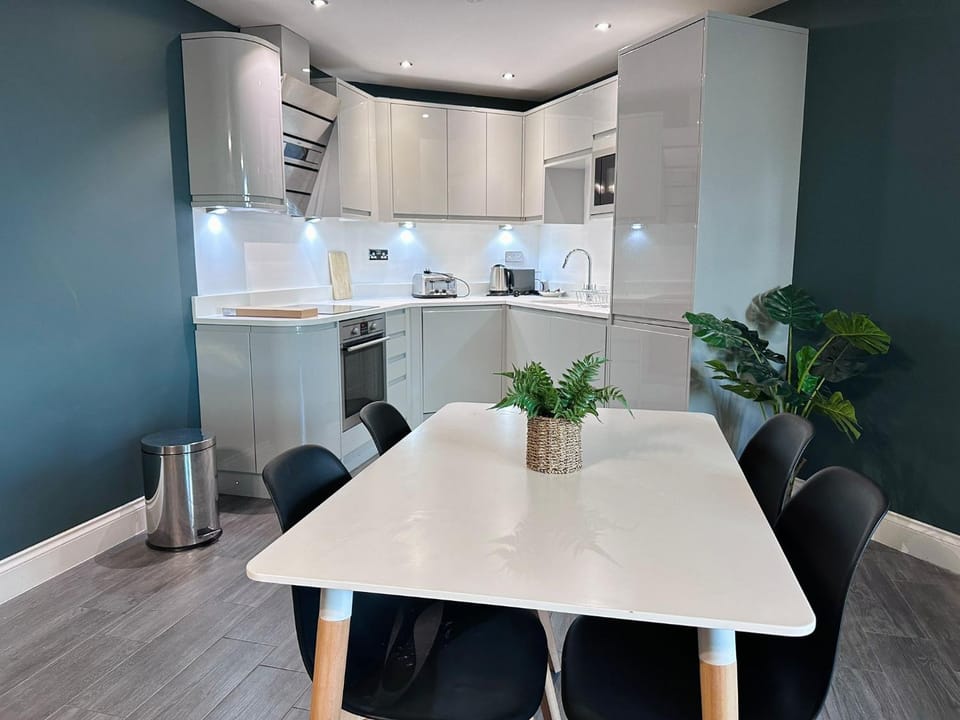 Kitchen or kitchenette, Dining area, minibar, pet friendly, stove