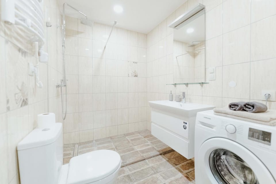 Shower, Toilet, Bathroom, Bath, towels, washing machine
