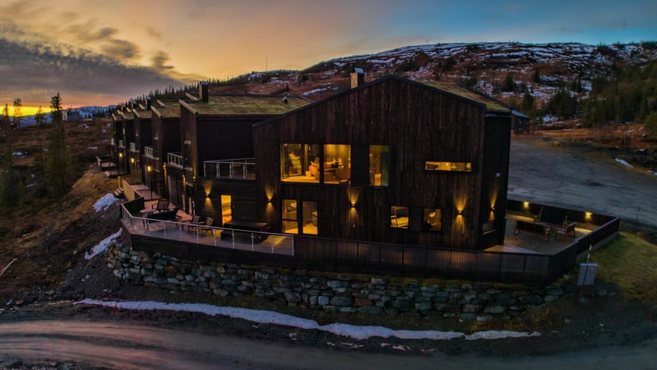 Trilodge - Unique cabin with high standard, views, ski in & out, attractive location Cabin in Trondelag