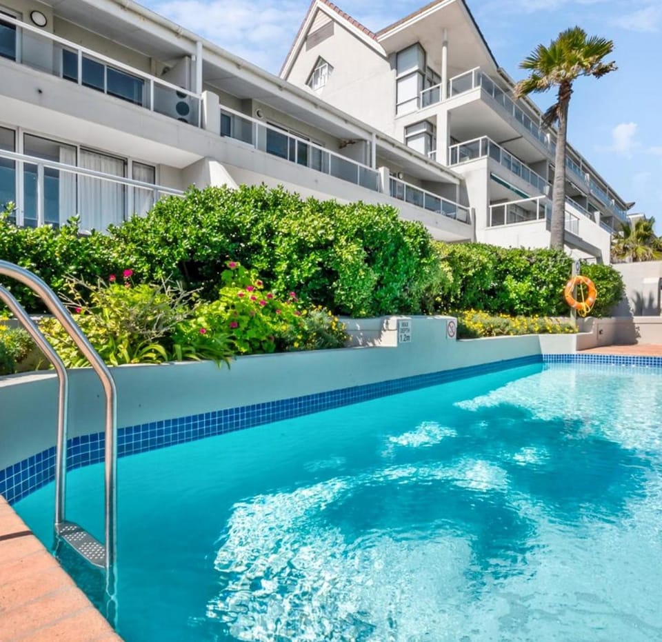 Property building, Day, Swimming pool