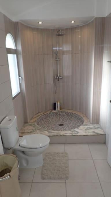 Shower, Toilet