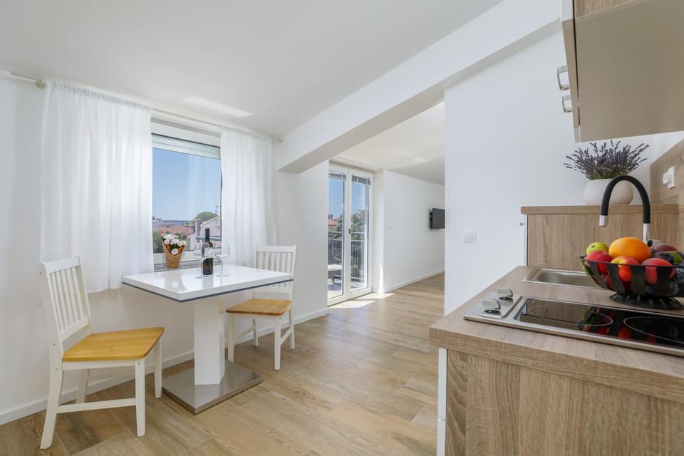 Kitchen or kitchenette, Dining area, stove