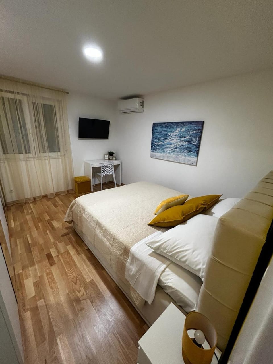 Bed, TV and multimedia, Bedroom, wardrobe