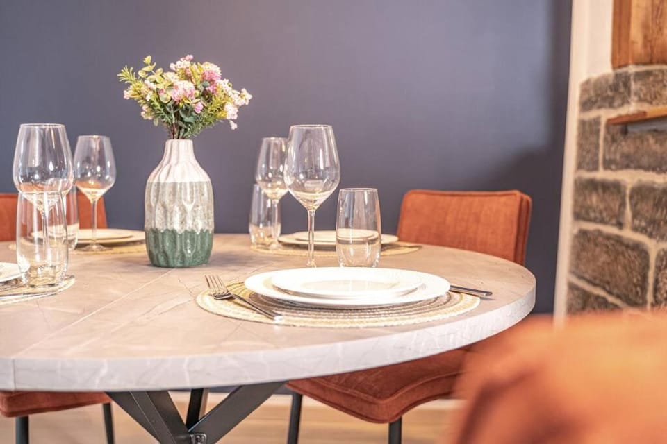 Seating area, Dining area, Drinks