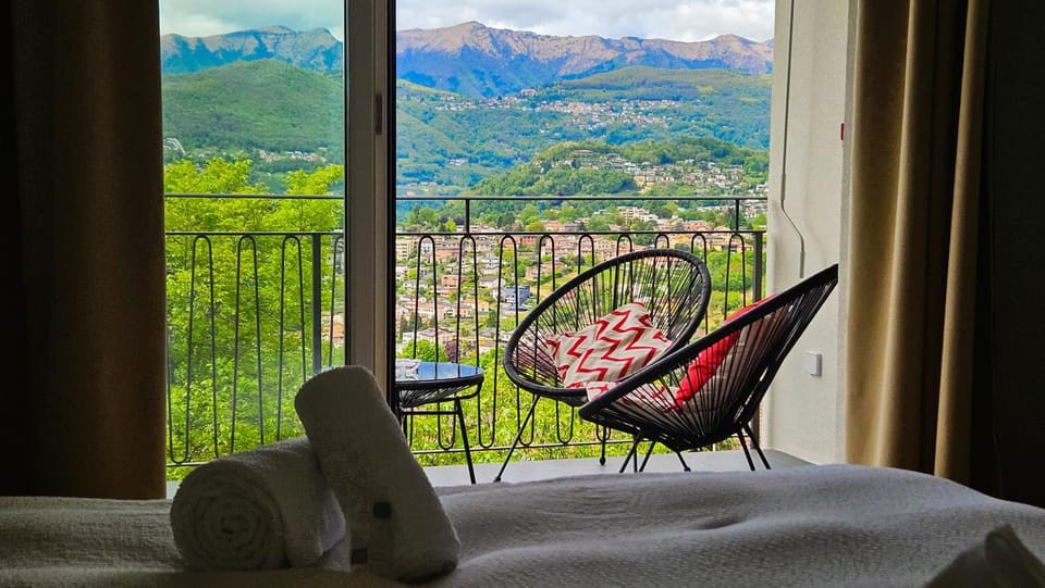 Natural landscape, View (from property/room), Balcony/Terrace, Bedroom, Mountain view
