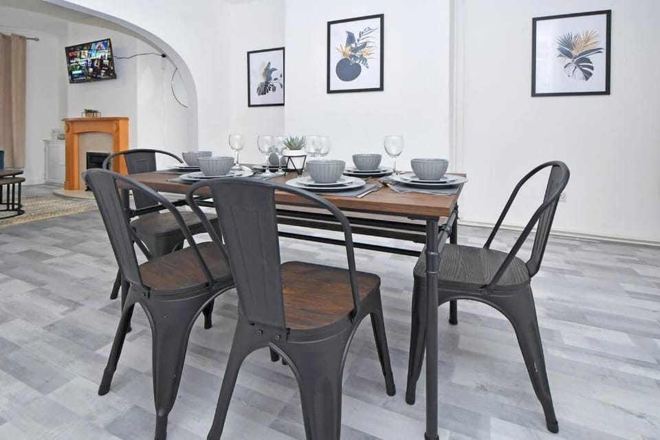 Myrtle House - By Sigma Stays House in Crewe