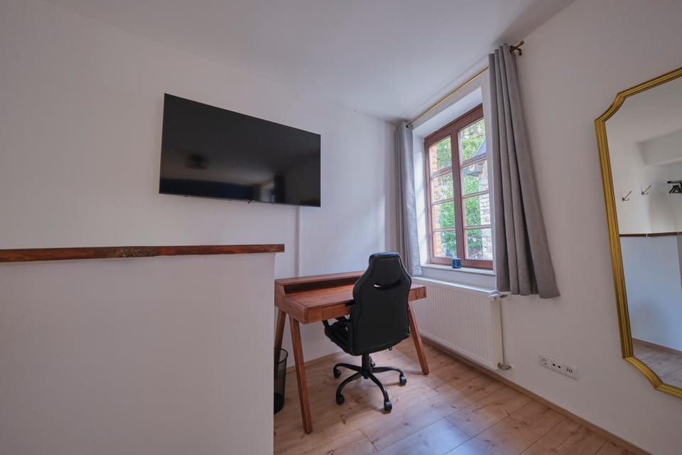 TV and multimedia, Living room, Seating area, hair dresser