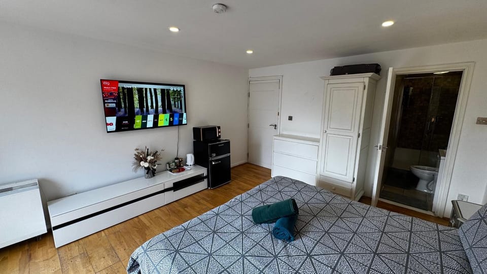 En-Suite Room With a King Size Bed And Private Balcony Vacation rental in London Borough of Camden