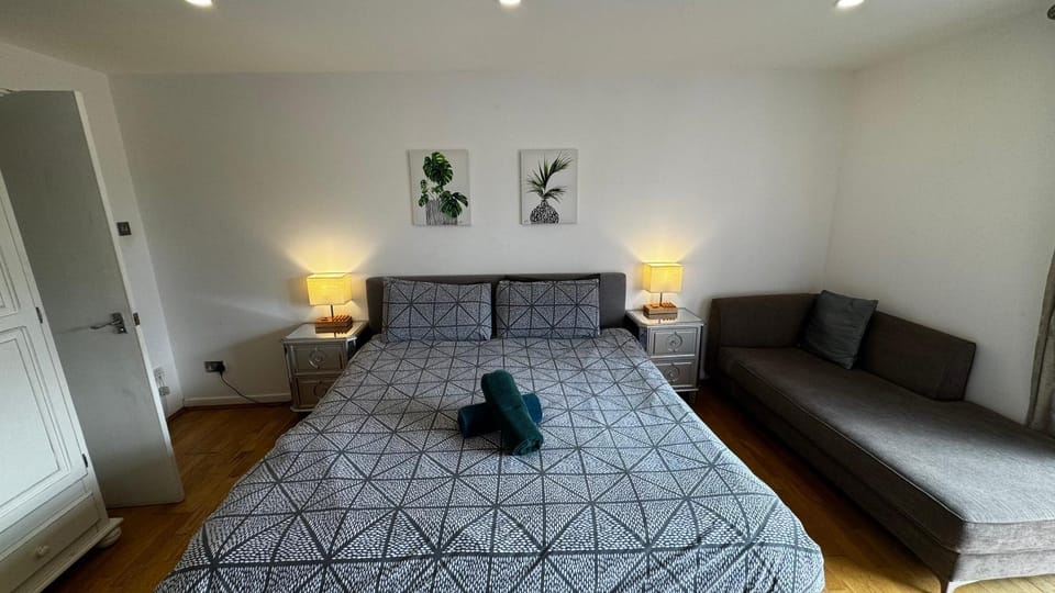 En-Suite Room With a King Size Bed And Private Balcony Vacation rental in London Borough of Camden