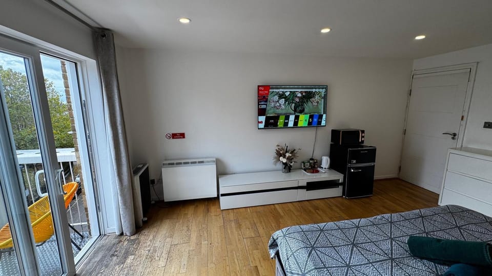 En-Suite Room With a King Size Bed And Private Balcony Vacation rental in London Borough of Camden