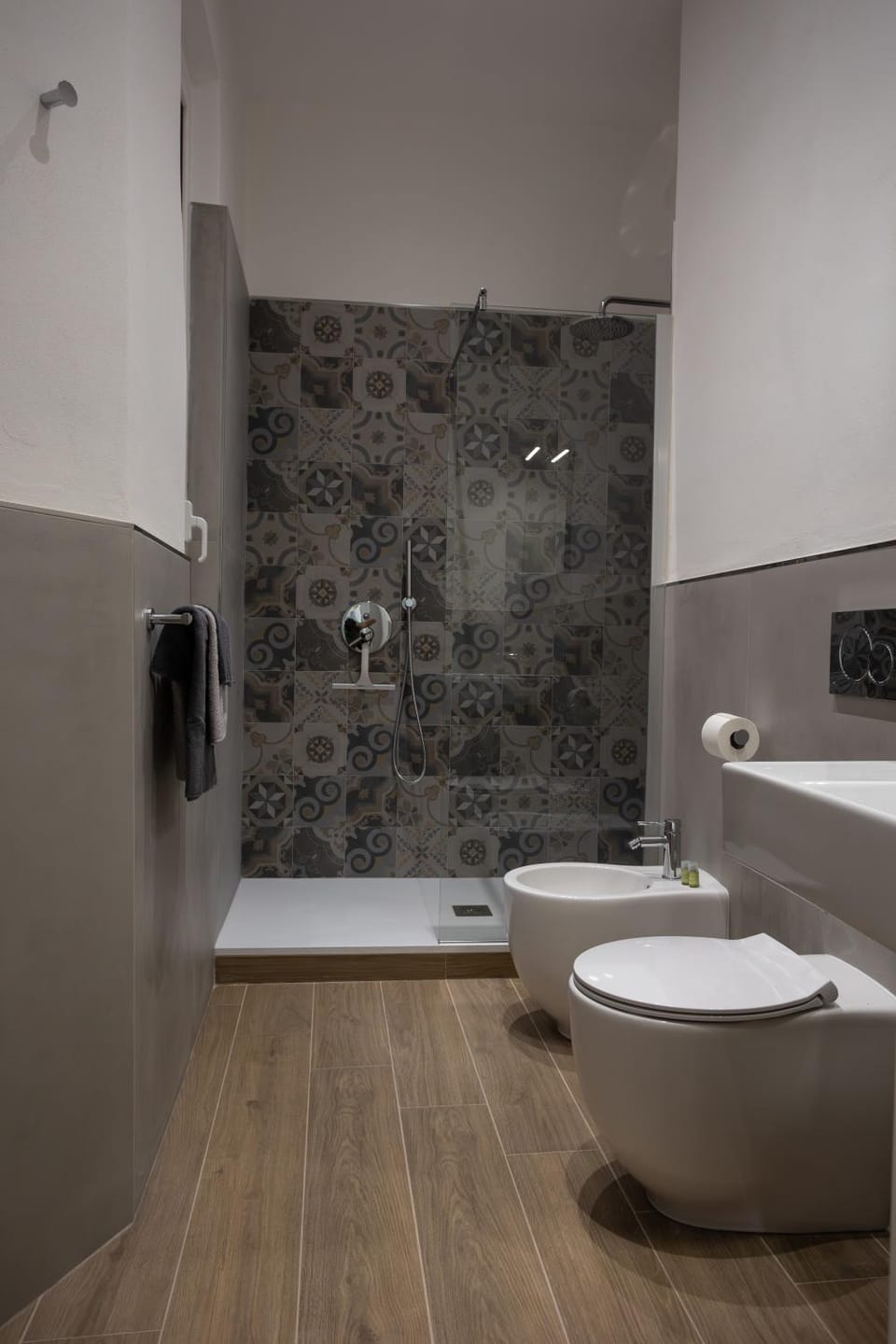 Shower, Toilet, Bathroom, bidet, towels