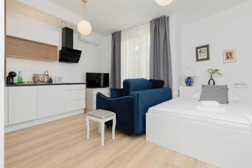 Bed, TV and multimedia, Kitchen or kitchenette, Living room, Photo of the whole room, Seating area, Dining area, Bedroom, hair dresser