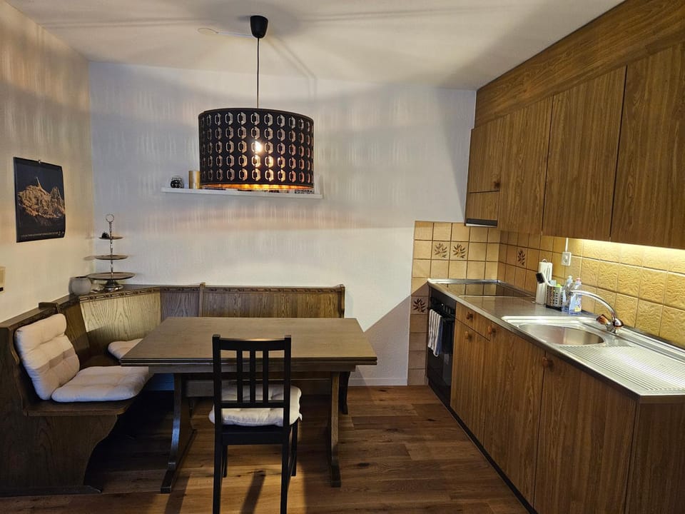 Kitchen or kitchenette, Dining area, stove