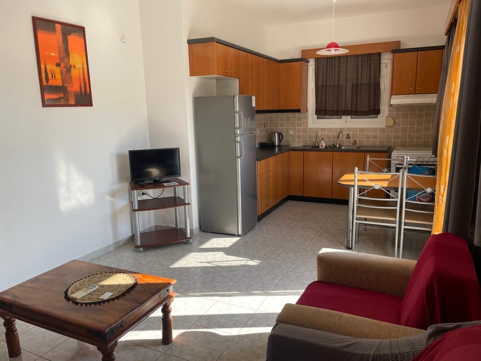 TV and multimedia, Kitchen or kitchenette, Living room, Seating area, Dining area, stove