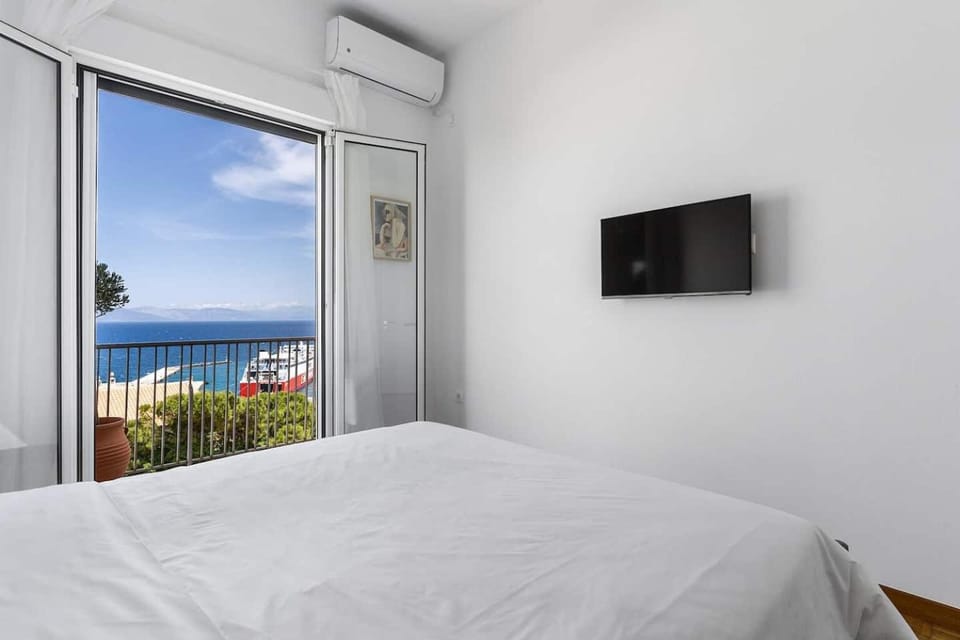 Bed, TV and multimedia, Bedroom, Sea view