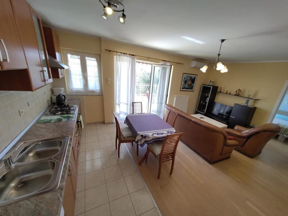 TV and multimedia, Living room, Dining area, pet friendly, stove