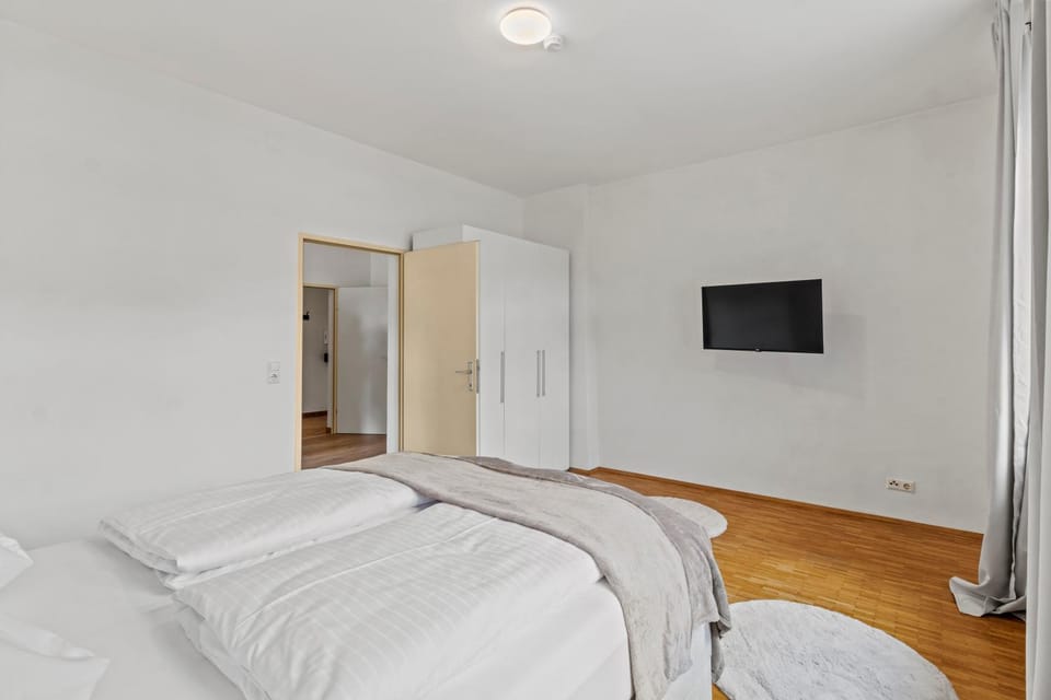 Bed, TV and multimedia, Photo of the whole room, Bedroom