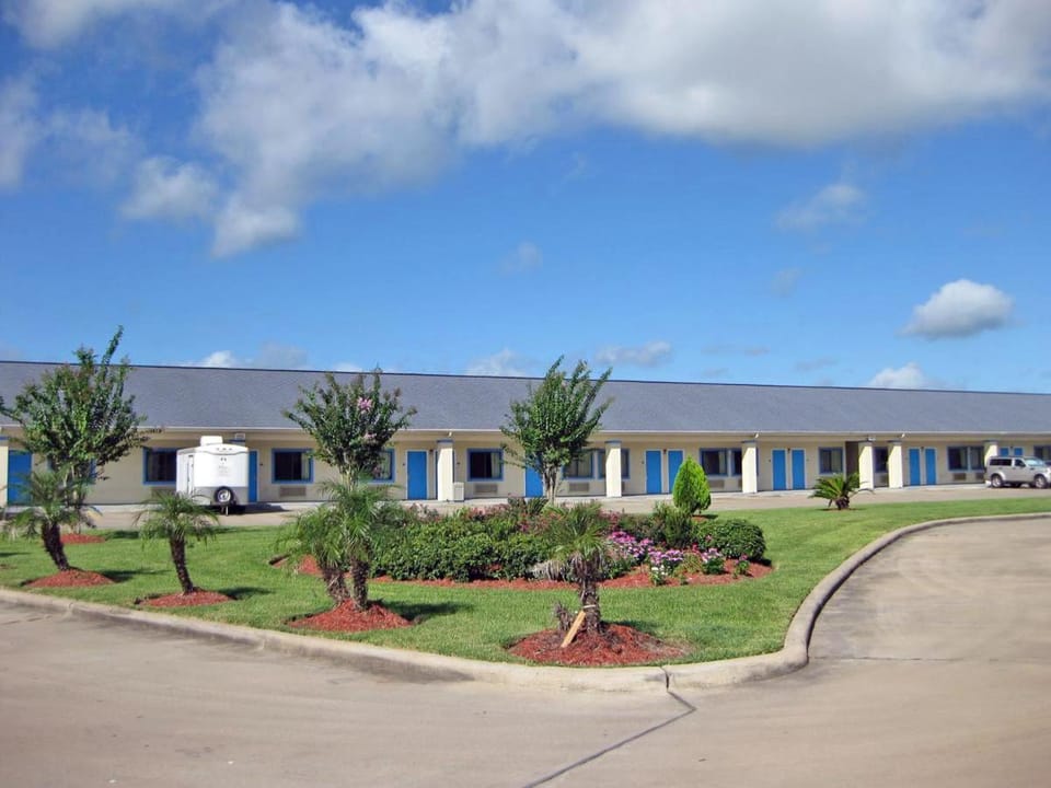 Relax Inn & Suites Hotel in Alvin
