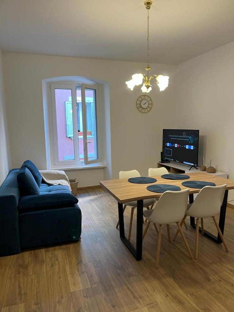 TV and multimedia, Seating area, Dining area