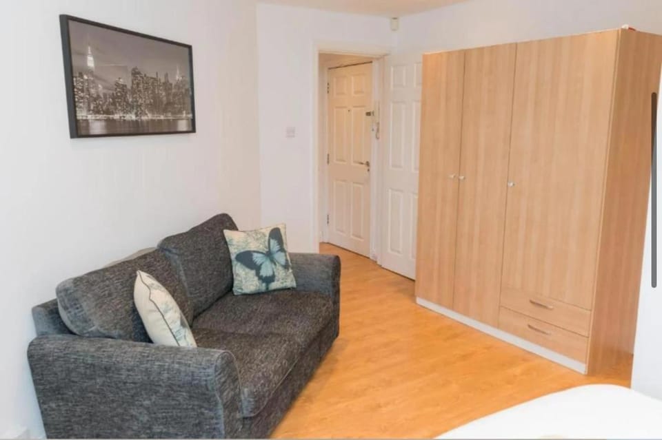 Birmingham City Apartments-Free Secure Parking HS2 Contractors - NEC - Birmingham Airport - BCU & Aston University - Heartland Hospital - Jaguar - Star City Apartment in Birmingham