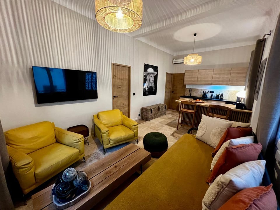 Communal lounge/ TV room, TV and multimedia, Living room, Seating area, Evening entertainment