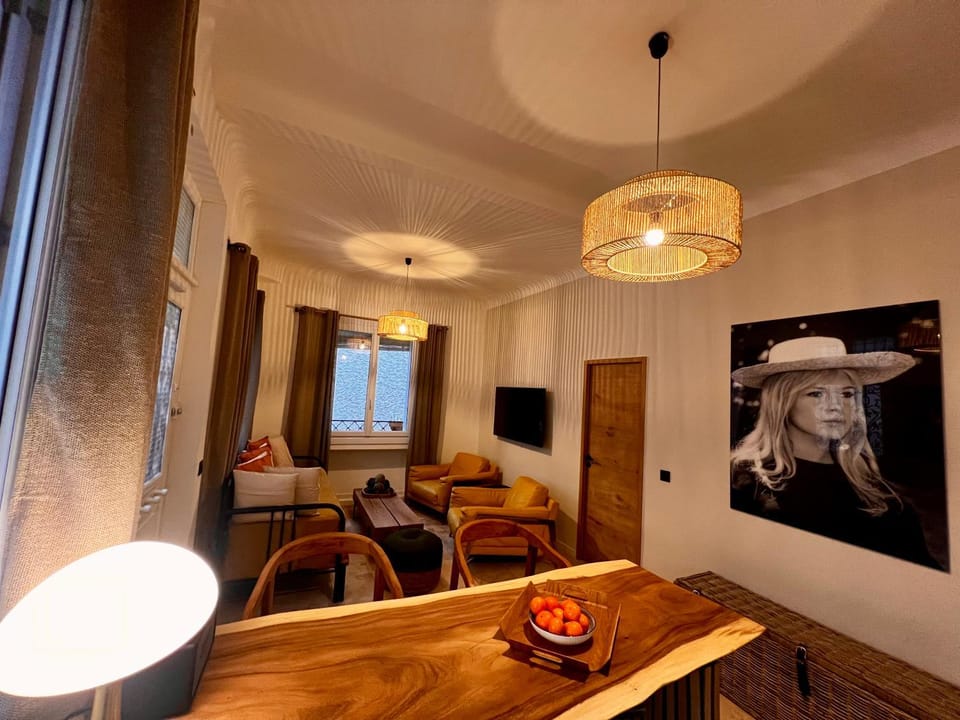 Living room, Decorative detail, Seating area, Dining area