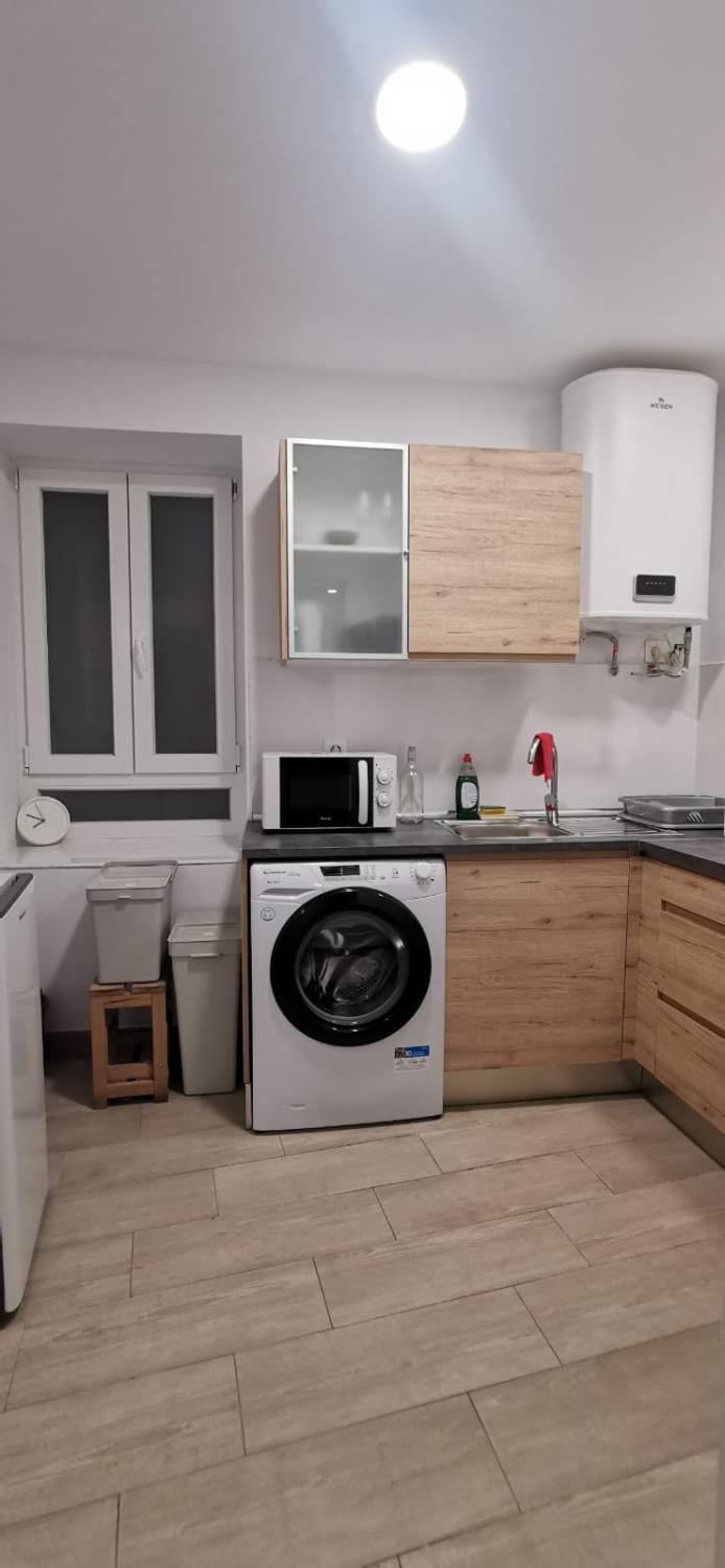 Kitchen or kitchenette, oven, stove, washing machine