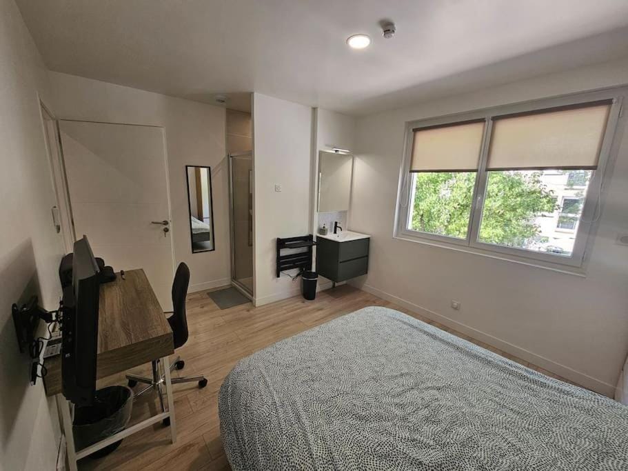 Bed, Bathroom, TV and multimedia, Photo of the whole room, Seating area, Bedroom