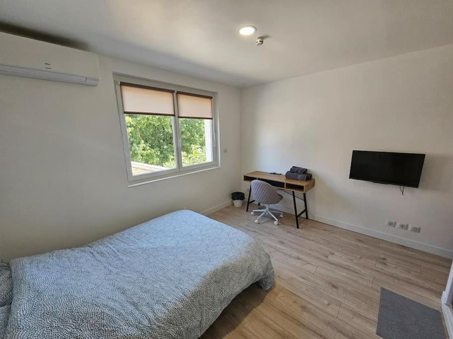 Bed, TV and multimedia, Photo of the whole room, Bedroom