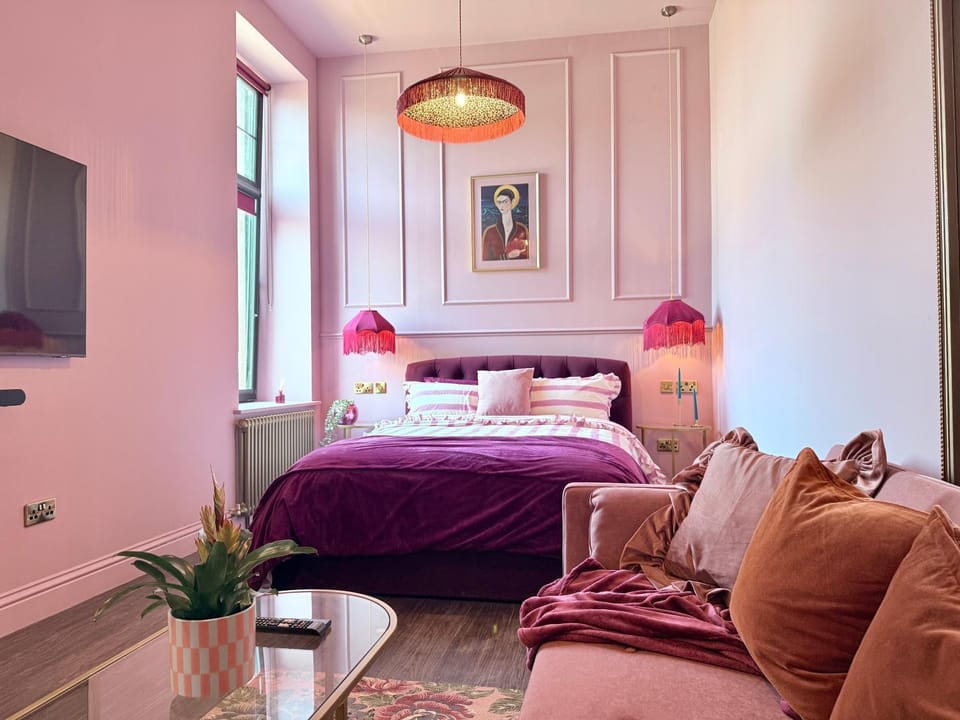 Bed, TV and multimedia, Living room, Seating area, Bedroom