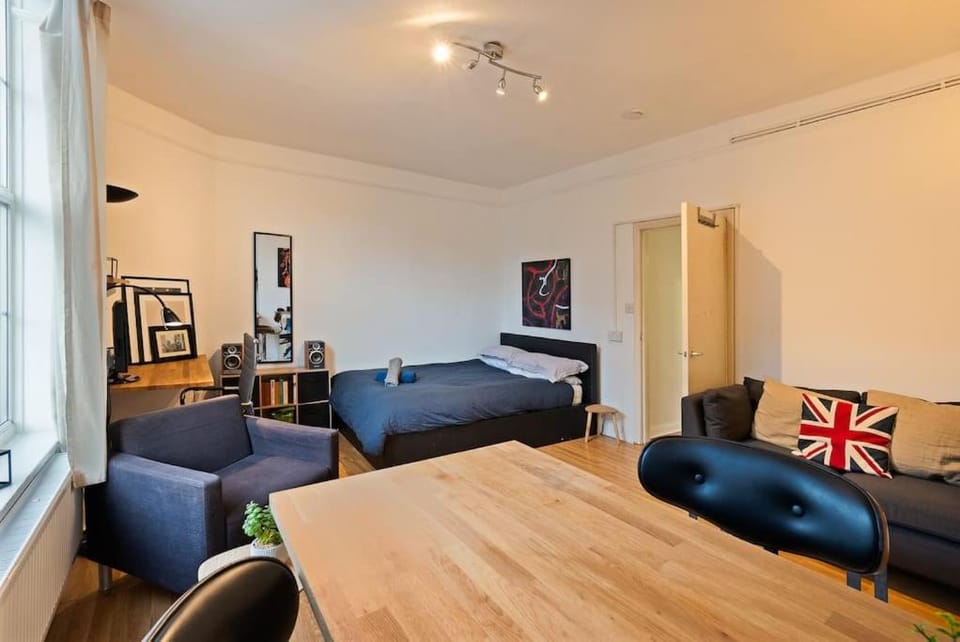 Bed, Living room, Photo of the whole room