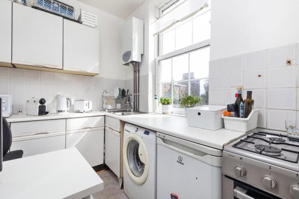 Kitchen or kitchenette, oven, washing machine
