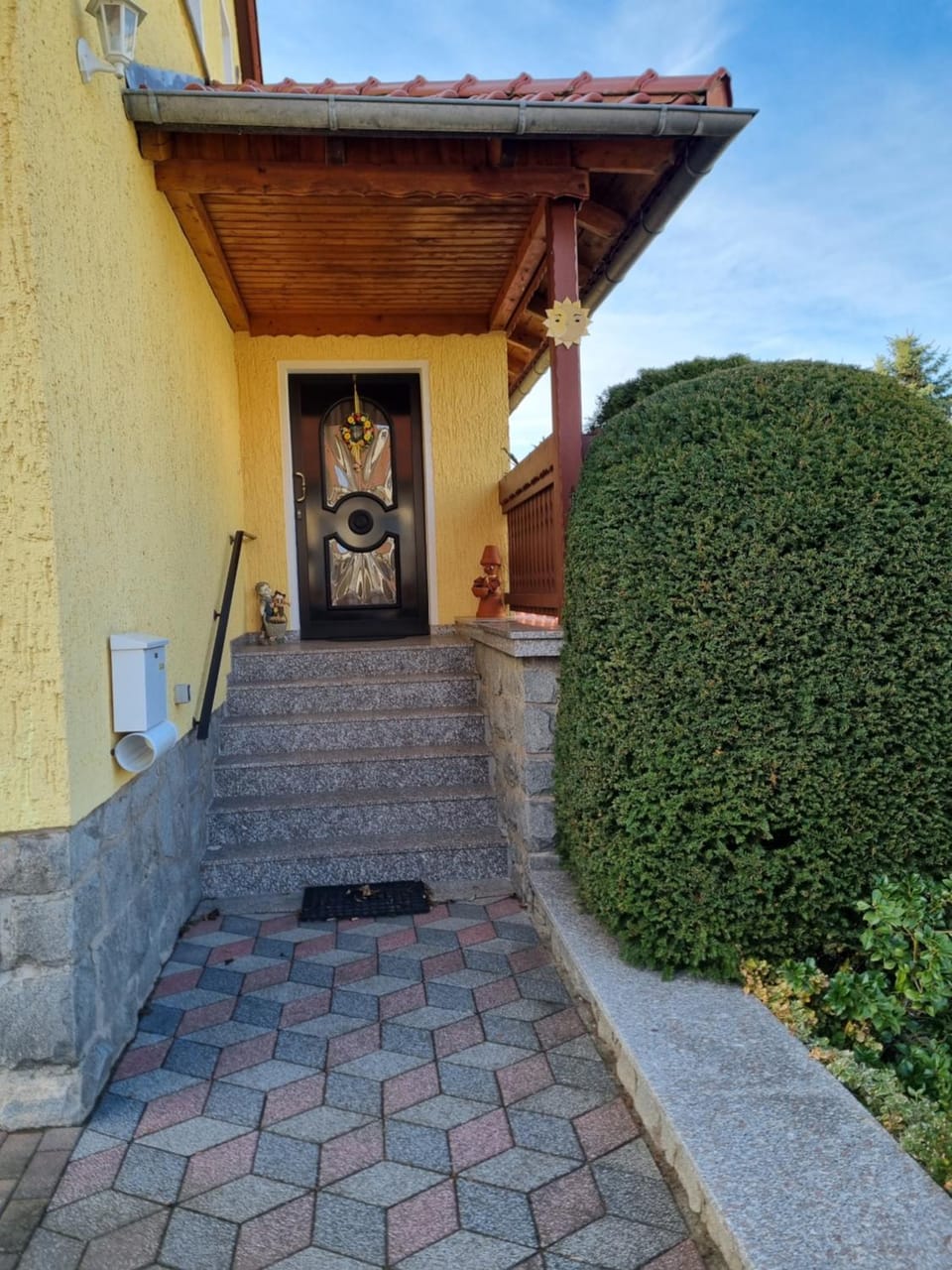 Facade/entrance