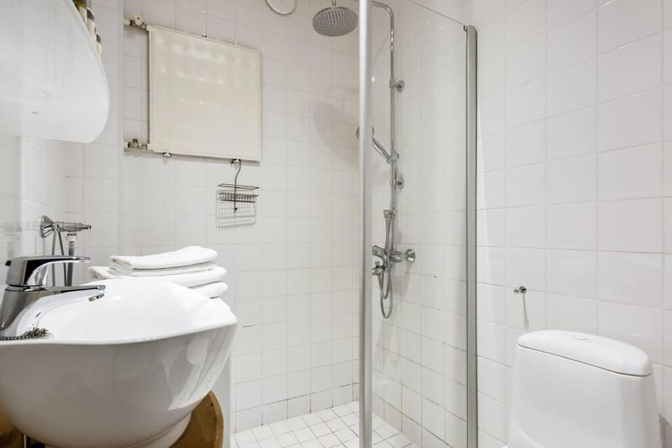 Shower, Toilet, Bathroom, towels