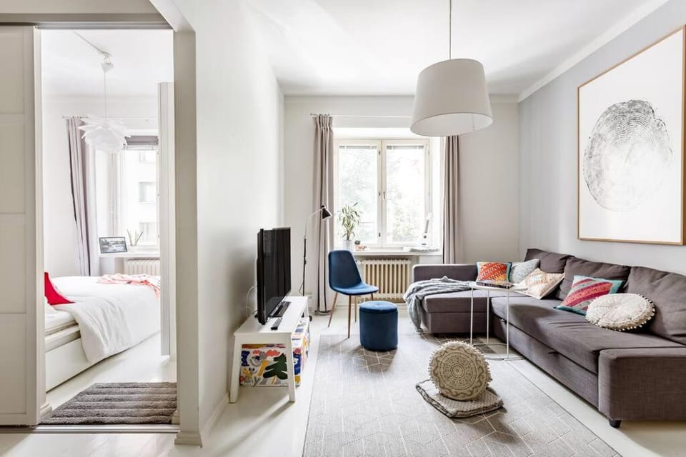 Bed, TV and multimedia, Living room, Photo of the whole room, Seating area, Bedroom