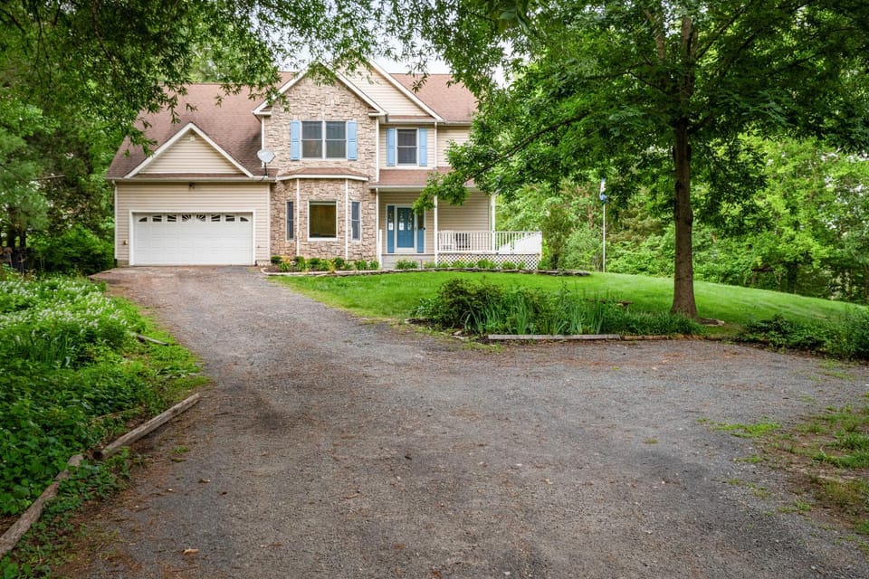 Secluded 3 Acre 5 BR Resort with Heated Private Lakeview Saltwater Infinity Pool, Hot Tub, Boat House, Sauna, and Game Room House in Shenandoah Valley