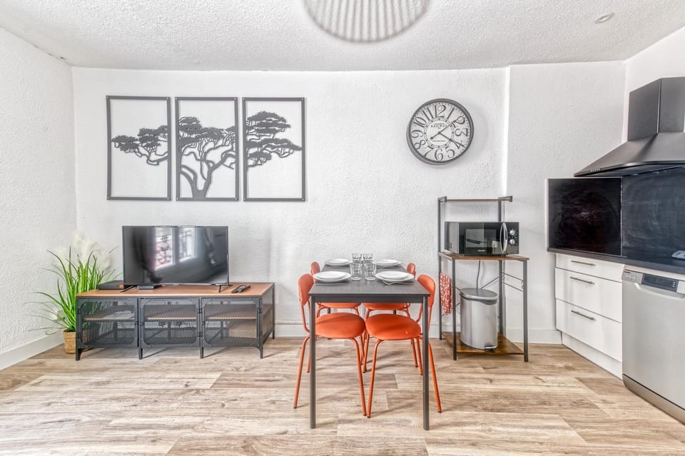 Communal lounge/ TV room, TV and multimedia, Kitchen or kitchenette, Dining area, minibar, stove
