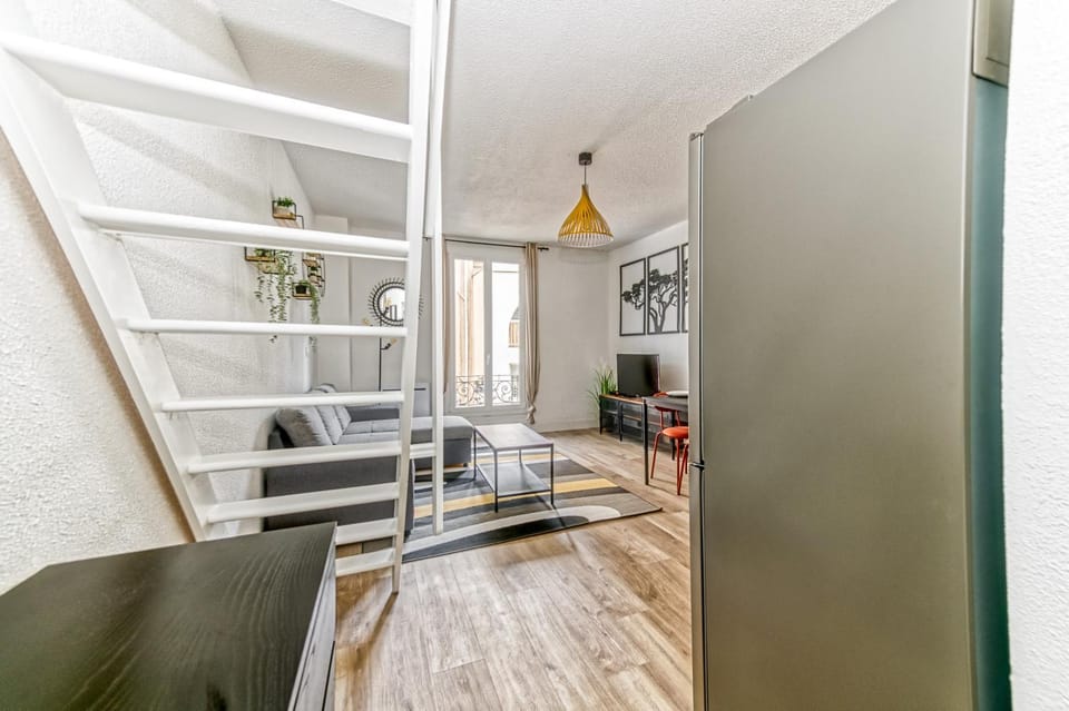 TV and multimedia, Kitchen or kitchenette, Living room, Seating area