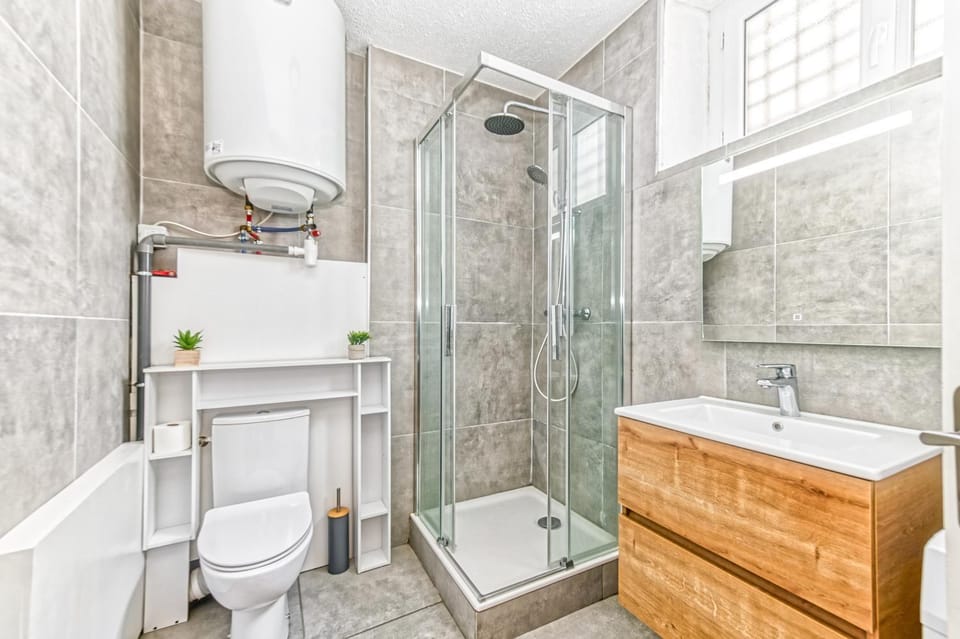 Shower, Toilet, Bathroom, towels